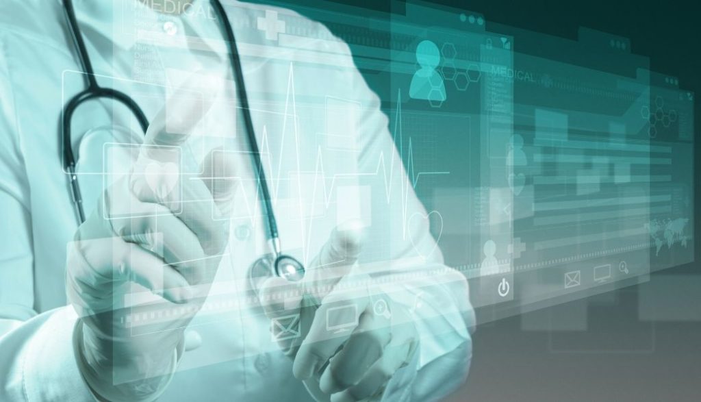 Ein Arzt im weißen Kittel und mit Stethoskop interagiert mit einer virtuellen Schnittstelle, die medizinische Symbole und Daten enthält. Die holografische Darstellung, die auf fortschrittliche Technologie in der Medizin hinweist, zeigt auch die Bedeutung der Finanzierung Arztpraxis für die Unterstützung hochmoderner Innovationen im Gesundheitswesen.