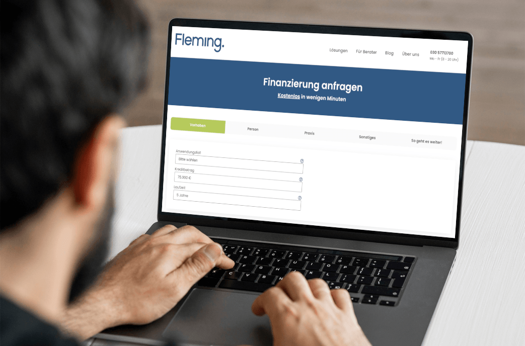 Eine Person benutzt einen Laptop, auf dessen Bildschirm eine Website geöffnet ist. Die Webseite trägt den Titel „Finanzierungsanfragen“ und enthält ein Formular für Finanzanfragen, wie sie beispielsweise für die Finanzierung Arztpraxis gelten. Auf der Seite werden Felder für Betrag, Zweck und Laufzeit angezeigt.