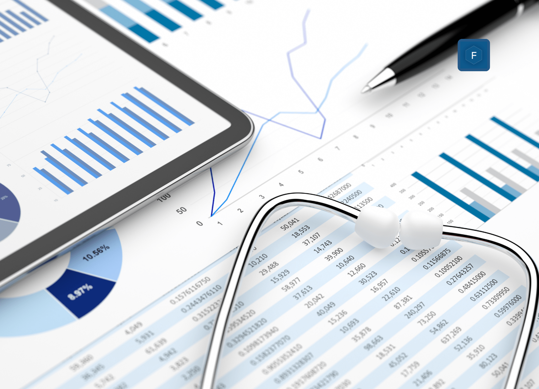 Ein Tablet mit Diagrammen steht zwischen gedruckten Grafiken, Datenblättern, einem Stift und einem Stethoskop. Die Szene erinnert an die Gesundheitsanalyse während des Jahreswechsels und betont die wichtige Rolle der medizinischen Datenanalyse beim Übergang ins neue Jahr.