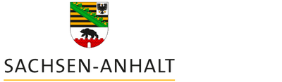 Das Logo von Sachsen-Anhalt besteht aus einem Schild mit schwarzen und goldenen Streifen, einem Bären, der auf einer roten Wand läuft, und einem schwarzen Adler auf weißem Hintergrund. Darunter steht der Text SACHSEN-ANHALT, eingerahmt von horizontalen Linien. Erfahren Sie mehr *über uns* durch die Geschichte dieses Emblems.