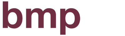 Textlogo mit den Kleinbuchstaben „bmp“ in Kastanienbraun auf transparentem Hintergrund, das auf subtile Weise die Essenz von „über uns“ einfängt.