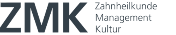 Logo mit den großen Initialen ZMK auf der linken Seite. Rechts sind die Worte Zahnheilkunde Management Kultur vertikal gestapelt, ausgerichtet an den Initialen. Der Text ist in einer klaren, modernen Schriftart gehalten, die die Professionalität widerspiegelt, die mit der Ärztebank verbunden wird.