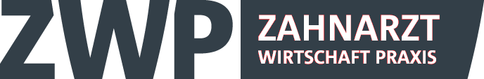 Logo mit großen Buchstaben „ZWP“ und den Worten „ZAHNARZT WIRTSCHAFT PRAXIS“ in Versalien auf der rechten Seite, was einen Eindruck von Professionalität vermittelt, ähnlich einer Ärztebank, alles vor einem dunklen Hintergrund.