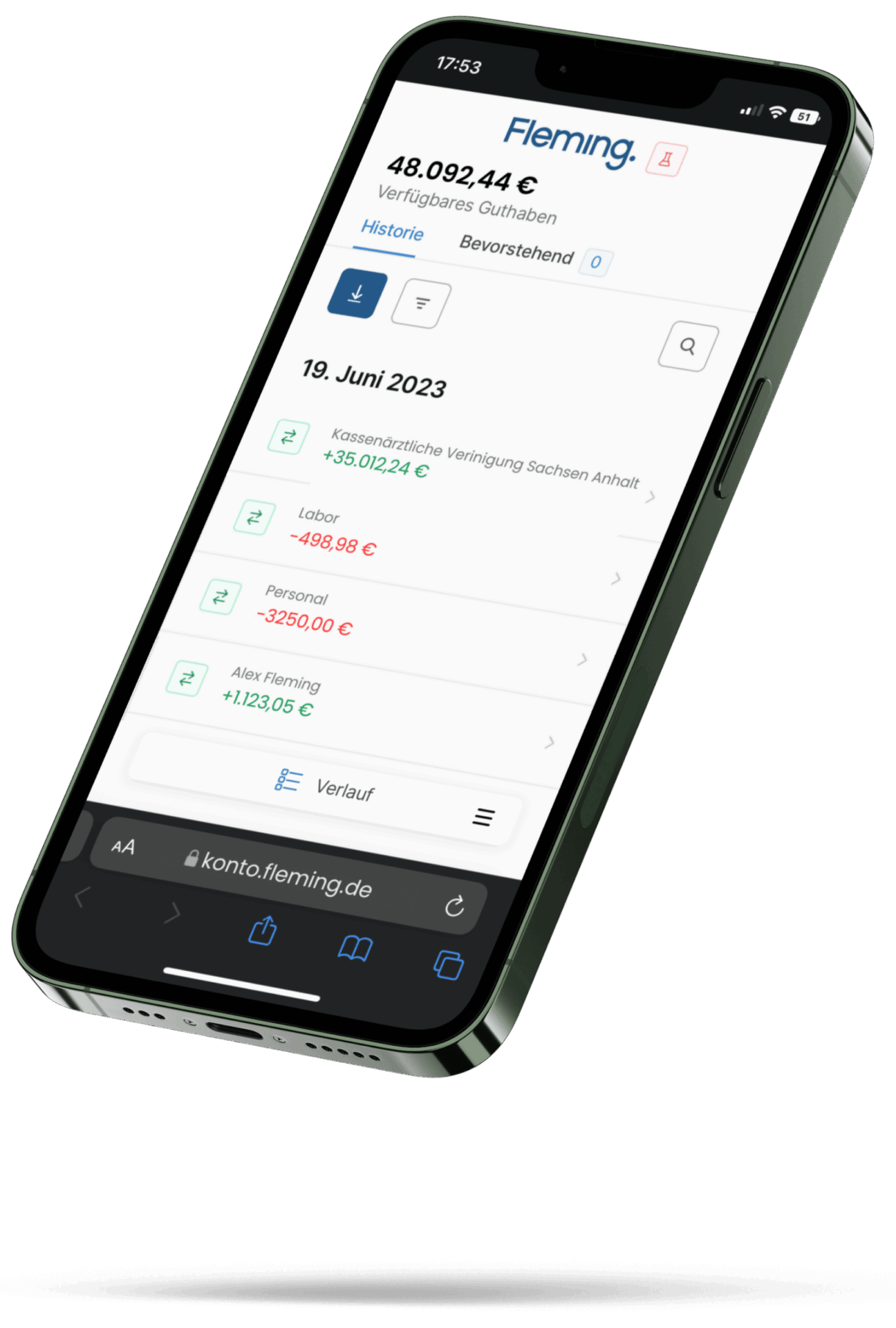 Smartphone mit einer Finanz-App mit deutscher Benutzeroberfläche, die den Transaktionsverlauf vom 19. Juni 2023 anzeigt. Darin sind Gehalt und persönliche Ausgaben enthalten, was zu einem negativen Saldo führt. Oben ist das App-Logo sichtbar.