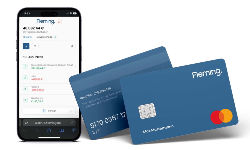 Ein Smartphone mit einer Banking-App und einem Kontostand von 48.092,44 €. Daneben liegen zwei Kreditkarten, beide blau mit dem Namen Fleming und einem Chip. Auf einer Karte ist Max Mustermann abgebildet, auf der anderen sind die Nummern teilweise sichtbar.