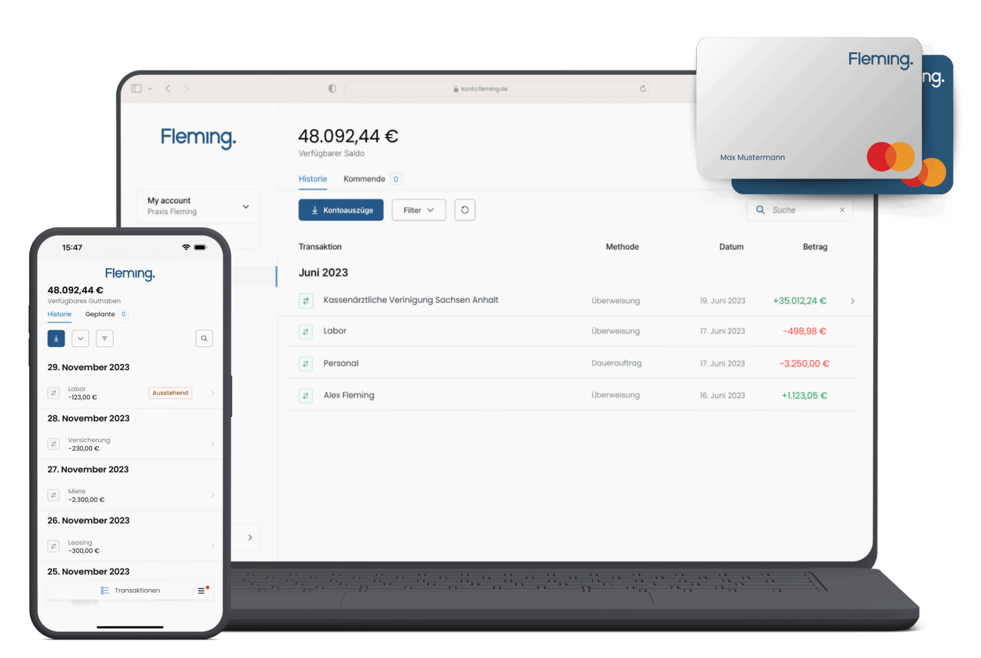 Eine digitale Bankschnittstelle auf einem Laptop und einem Smartphone zeigt Kontodetails, Transaktionen und den verfügbaren Kontostand an. Außerdem werden zwei Kreditkarten angezeigt, die ein modernes Online-Banking-Setup veranschaulichen.