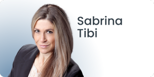 Eine Person mit langen hellbraunen Haaren und schwarzem Blazer posiert selbstbewusst. Neben ihr steht auf einem hellblau-weißen Hintergrund mit Farbverlauf der Text „Sabrina Tibi“.
