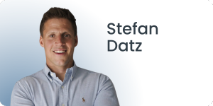 Eine Person in einem hellblauen Hemd lächelt vor einem Hintergrund mit Farbverlauf in die Kamera. Rechts ist der Text Stefan Datz zu sehen.