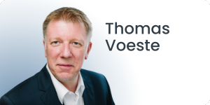Vor einem hellen Hintergrund mit Farbverlauf ist ein Mann in dunklem Anzug und weißem Hemd zu sehen. Neben ihm ist der Text Thomas Voeste zu sehen.