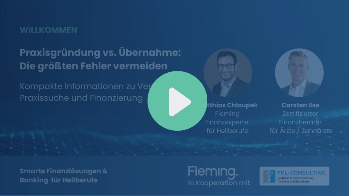 Eine Folie mit dem Titel Praxisgründung vs. Übernahme: Die größten Fehler vermeiden mit Matthias Chloupek und Carsten Ilse, Finanzexperten für Gesundheitsberufe. Enthält einen Play-Button und Logos für Fleming und FKL-Consulting.